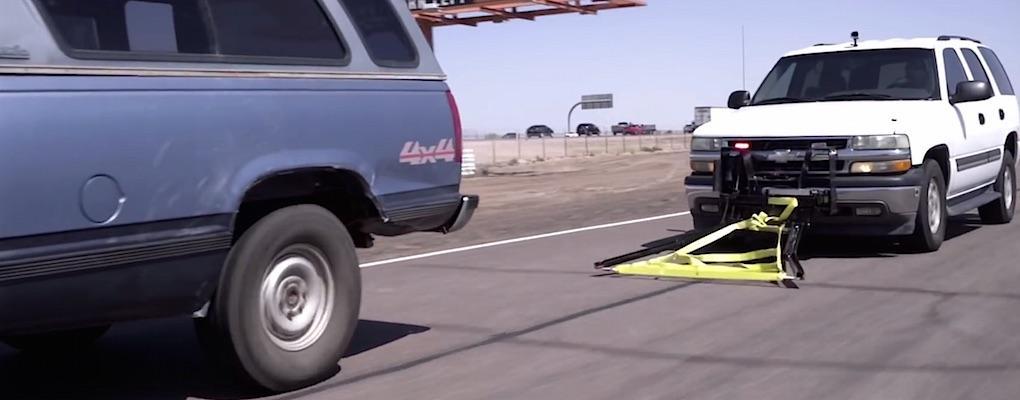 Det gäller för polisbilen att komma tillräckligt nära ett av bakhjulen på den bil som försöker fly undan. Se filmen nedan.