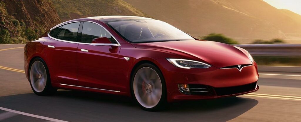 Tesla Model S kör nedför en bergväg (AI text)