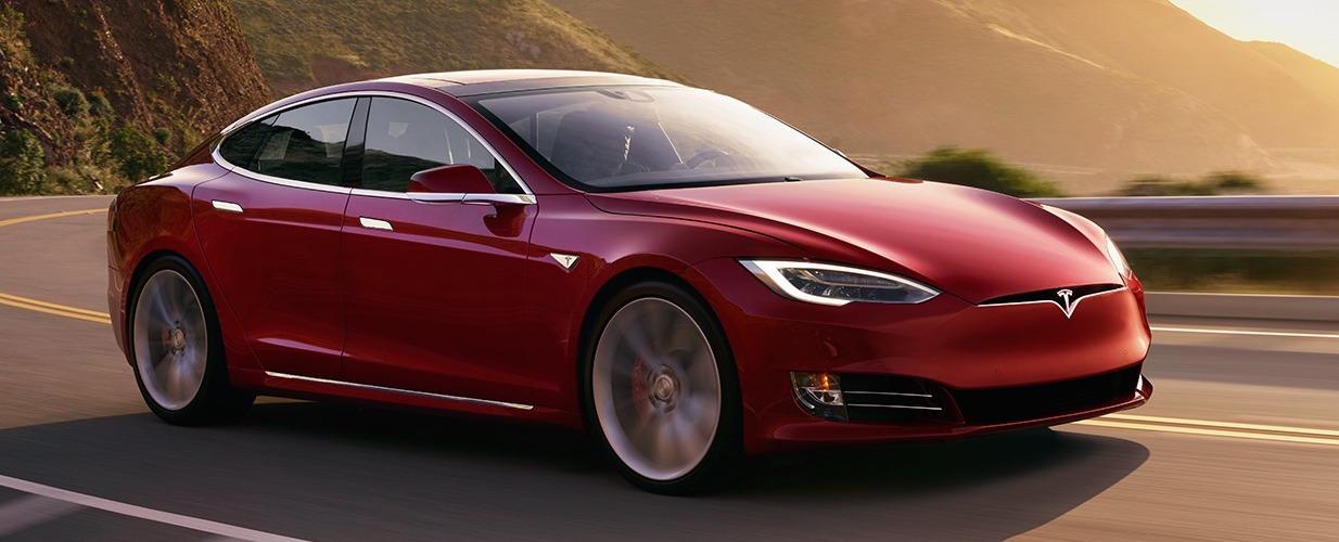 Tesla Model S kör nedför en bergväg (AI text)