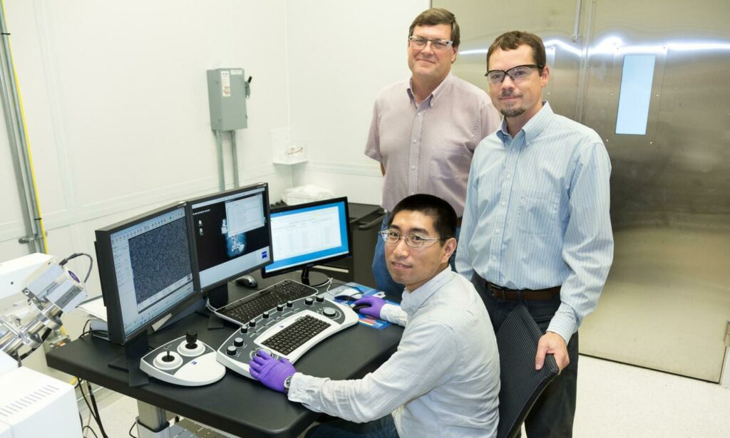 Yang Song (sittande), Dale Hensley (stående t v) och Adam Rondinone är tre av forskarna vid Oak Ridge National Laboratory som hittat ett sätt att enkelt omvandla koldioxid till etanol. Foto: ORNL