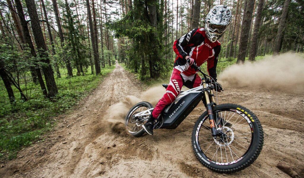 En person cyklar på en mountainbike i skogen. (AI text)