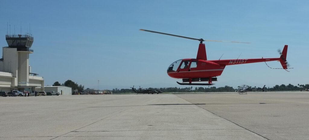 En helikopter landar på ett flygplats. (AI text)