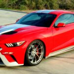 En röd Ford Mustang GT parkerad i en uppfart. (AI text)