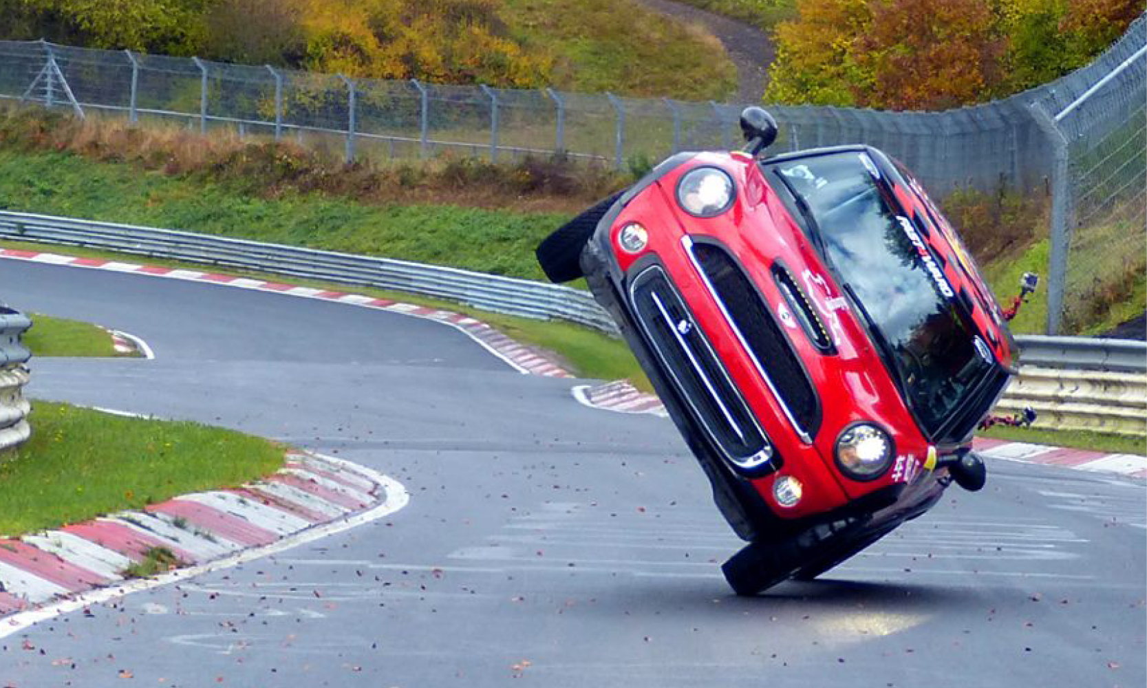 En Mini Cooper S gör en backflip på en racerbana. (AI text)
