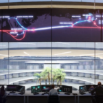 En futuristisk kontorsmiljö med ett cirkelformat skärm. (AI text)