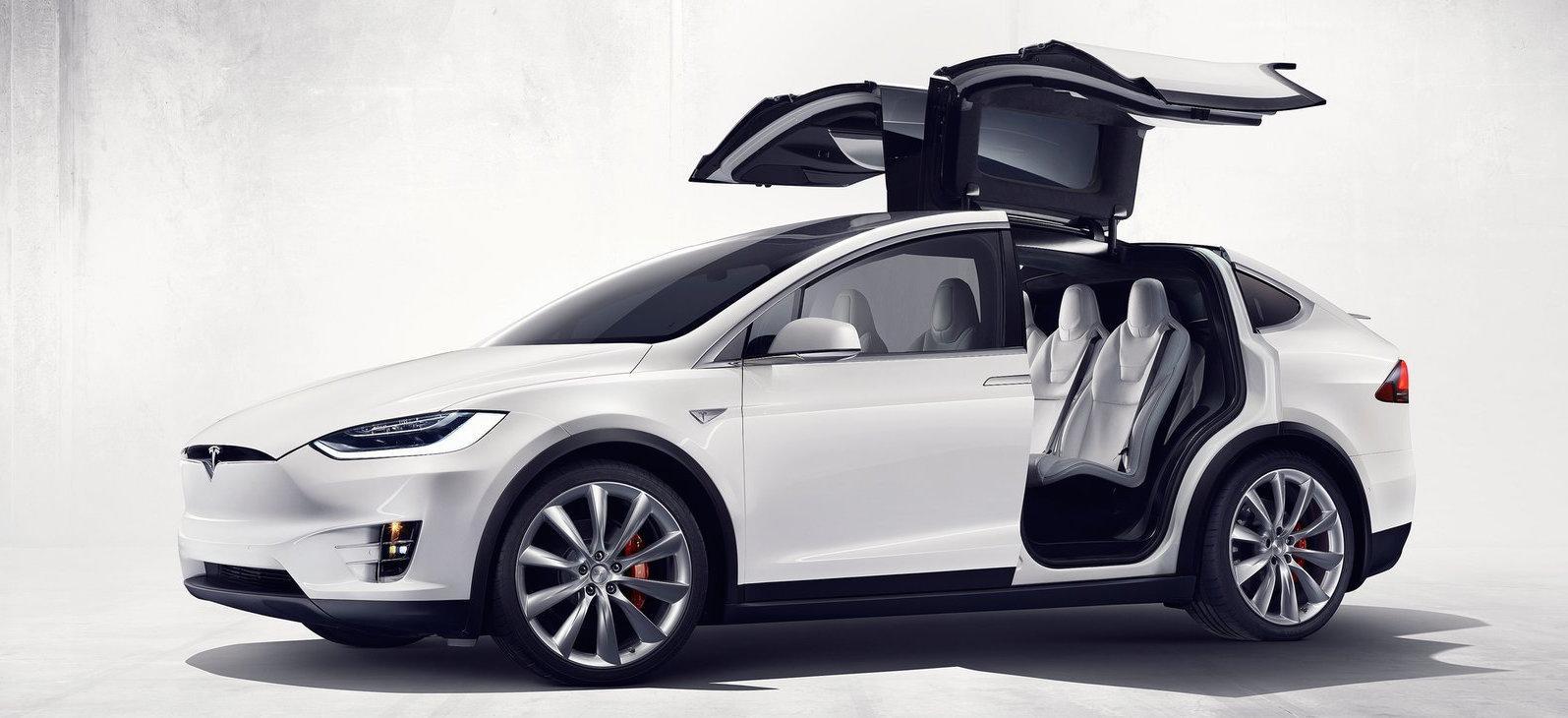 Tesla Model X SUV med öppna dörren. (AI text)