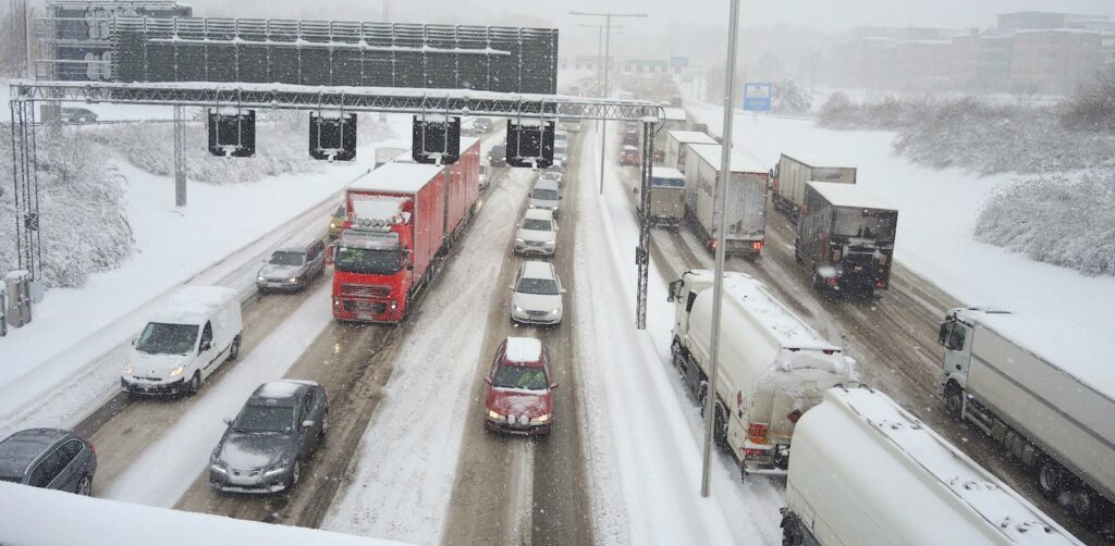 En bil på en snöig väg. (AI text)