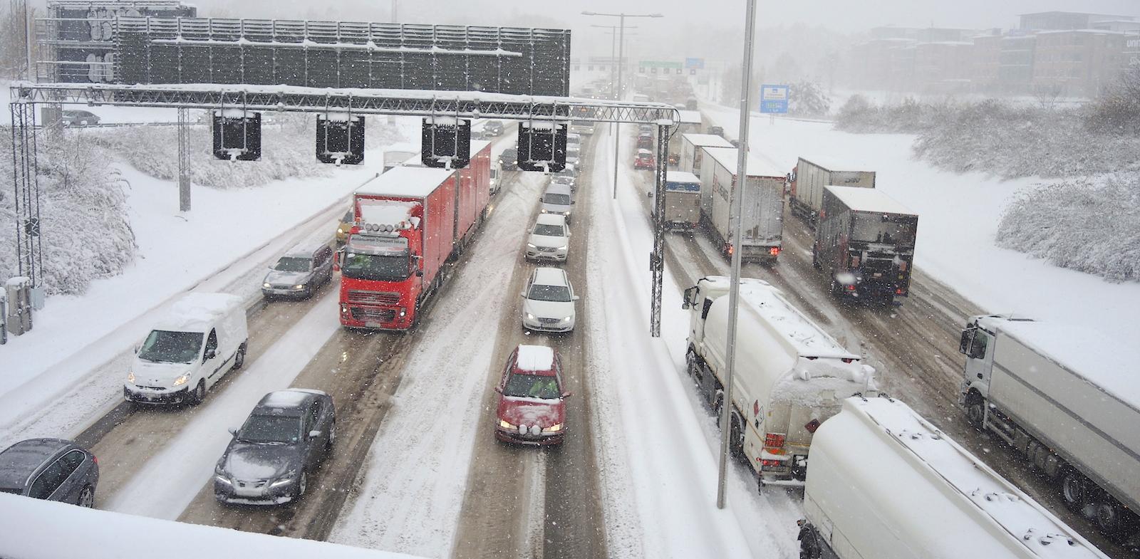 En bil på en snöig väg. (AI text)