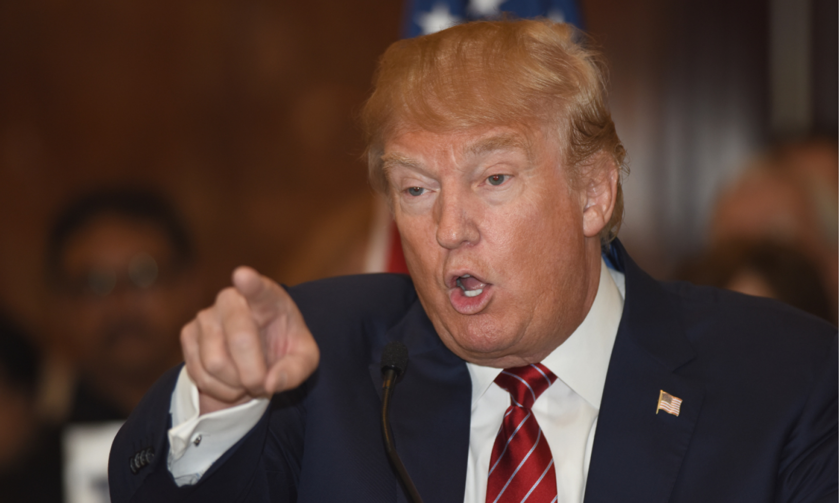 En man pekar på en bil. (AI text)