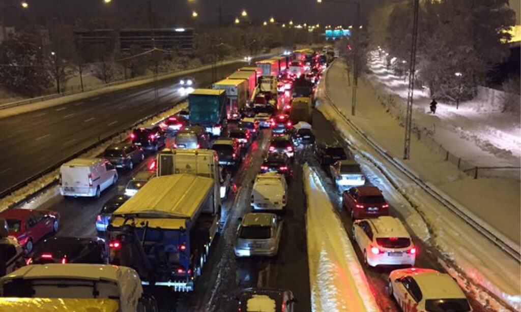 trafikstock på motorvägen på natten (AI text)