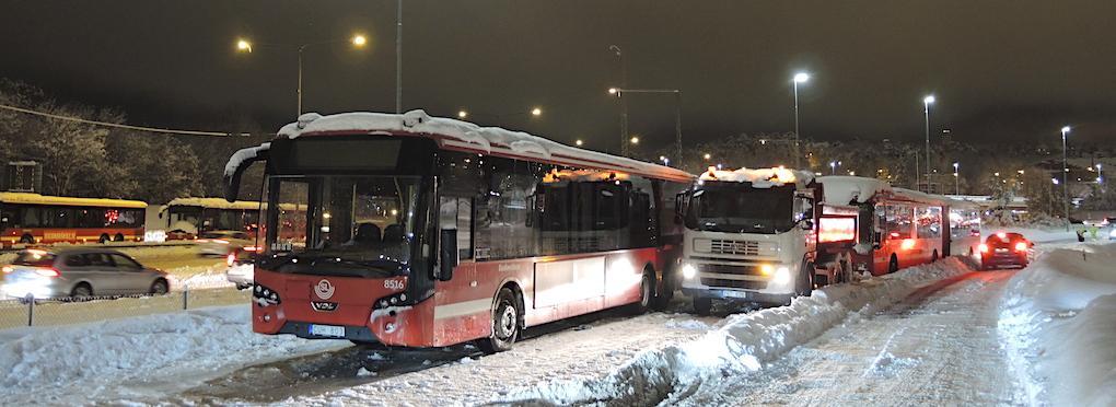 Exempel från onsdagens trafikkaos. Två SL-bussar blockerar en av tillfartsvägarna till Danderyds sjukhus. I bakgrunden ytterligare fler SL-bussar som blockerar E18 till Norrtälje.