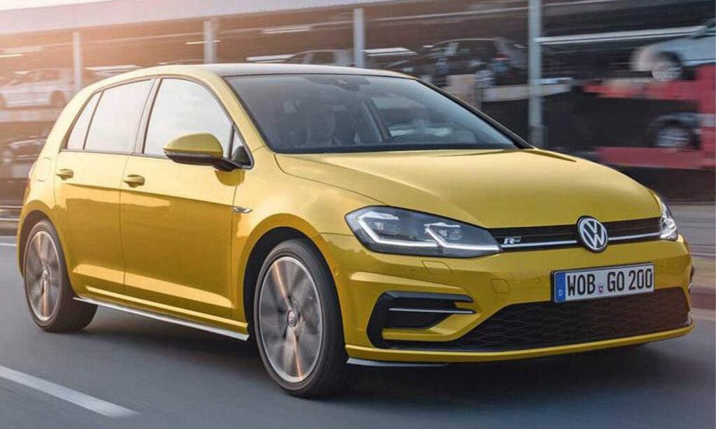En gul Volkswagen Golf R körs nerför gatan. (AI text)