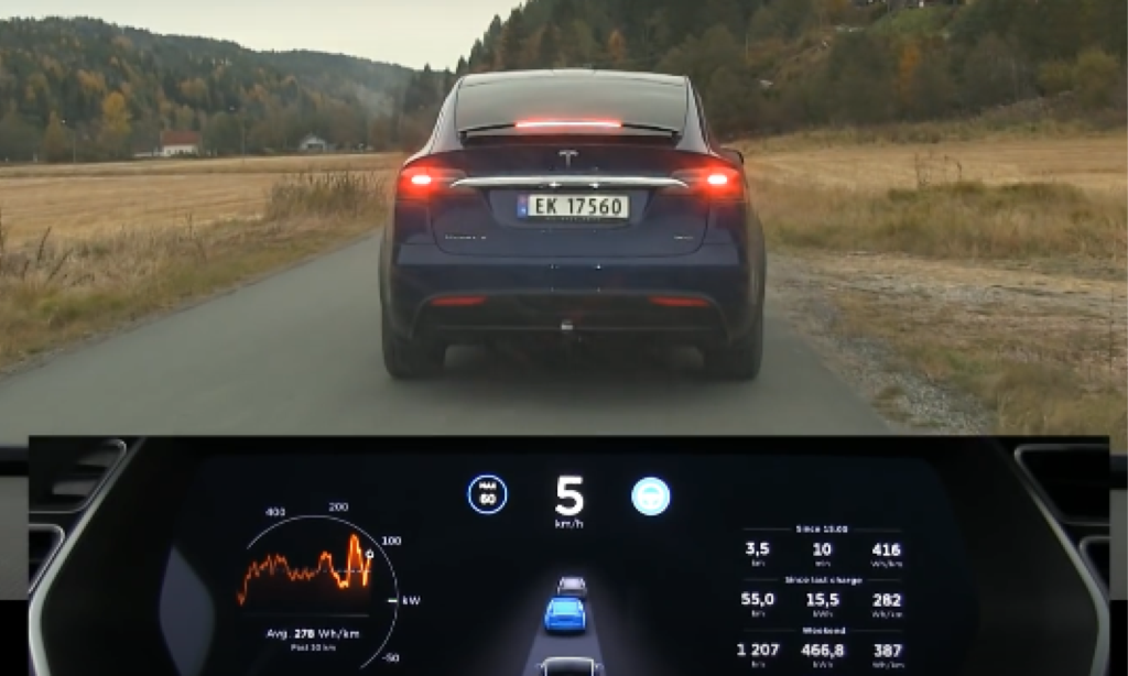 En bil kör fram längs en landsväg med en instrumentbräda som visar hastighet och riktning. (AI text)