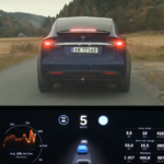 En bil kör fram längs en landsväg med en instrumentbräda som visar hastighet och riktning. (AI text)