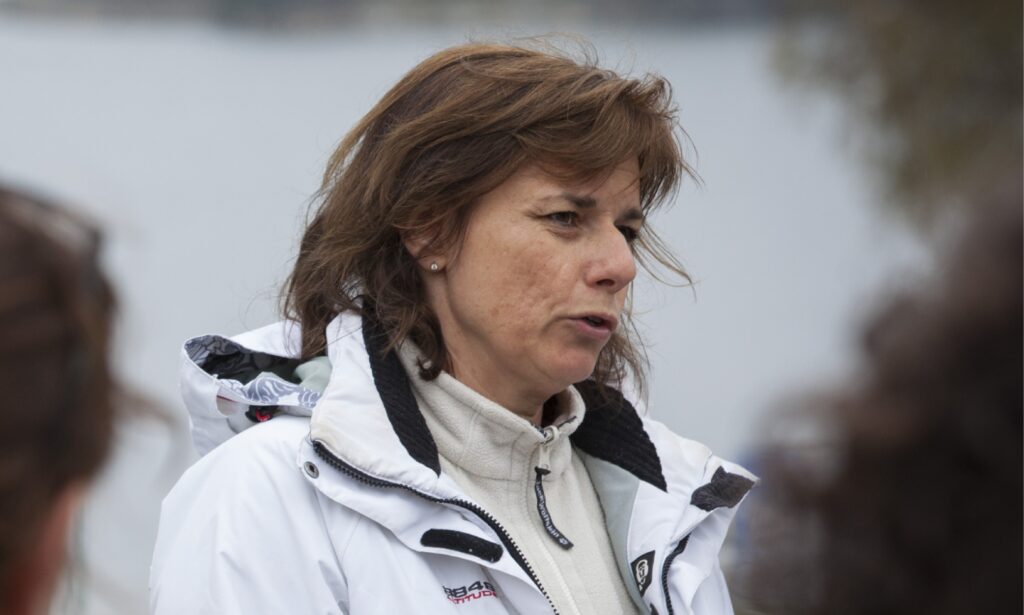 En kvinna pratar med en man i kavaj. (AI text)