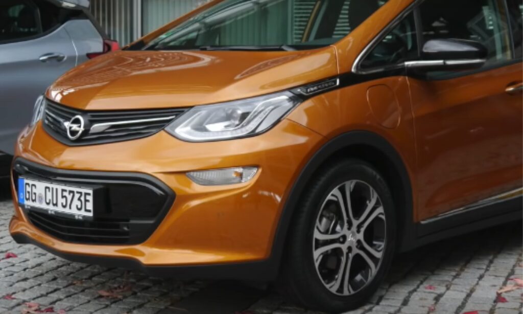 Opel ECV står parkerad på gatan. (AI text)