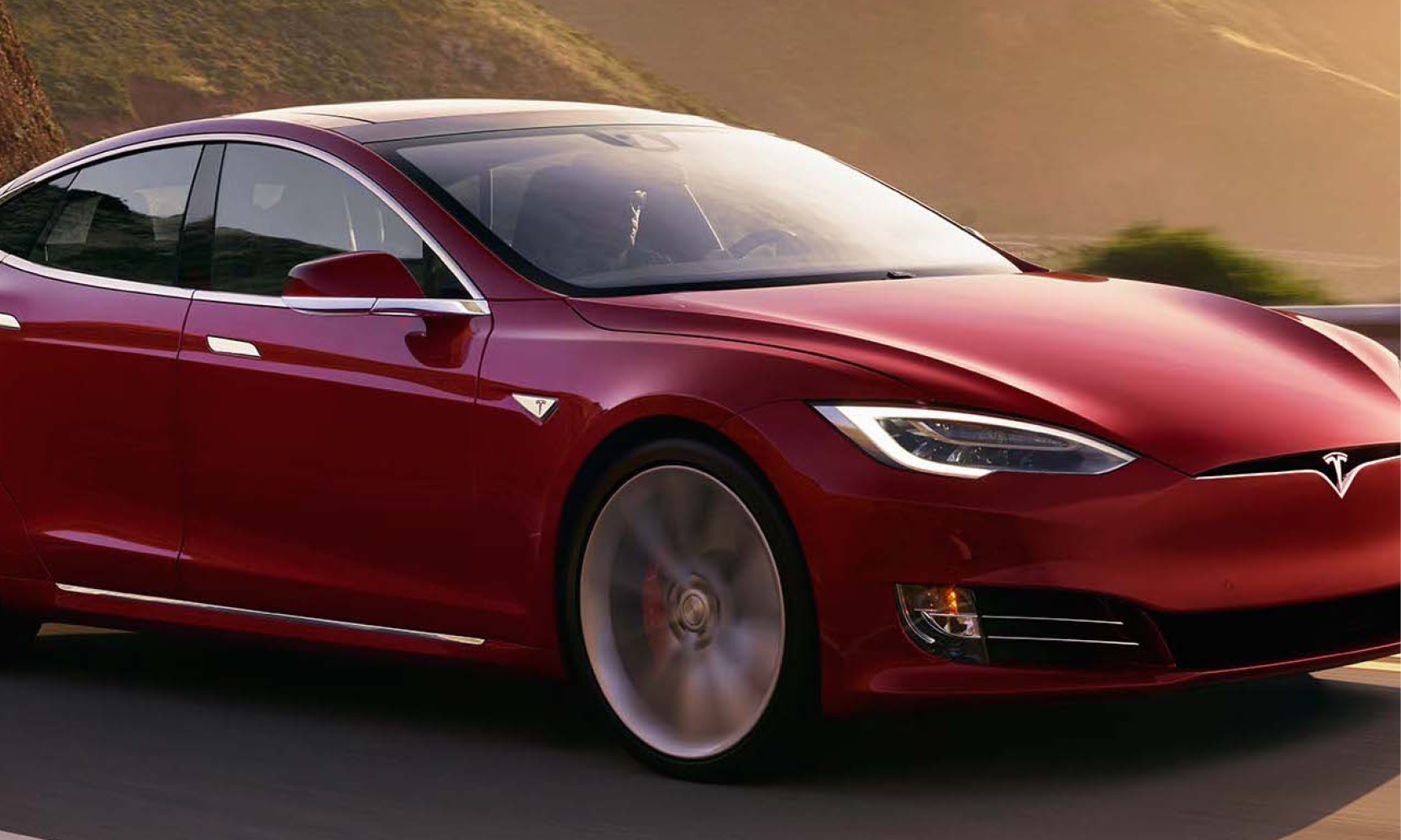 Tesla Model S kör på en bergsväg. (AI text)