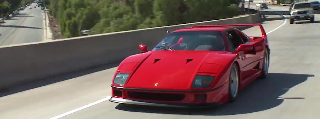 Jay Leno försöker förmedla sin förtjusning över Ferrari F40, då det är en bil som verkligen körs av föraren.