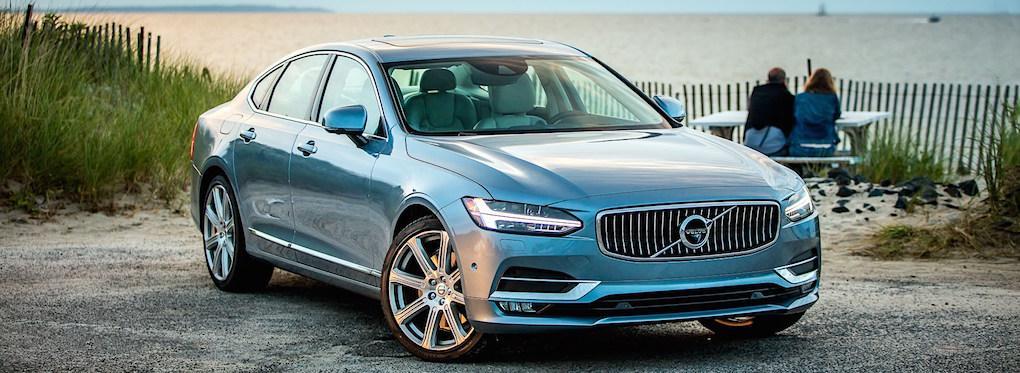 En Volvo S90 parkerad på en strand. (AI text)