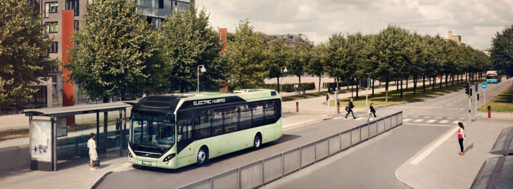 En stadsbuss stannar vid en busshållplats. (AI text)