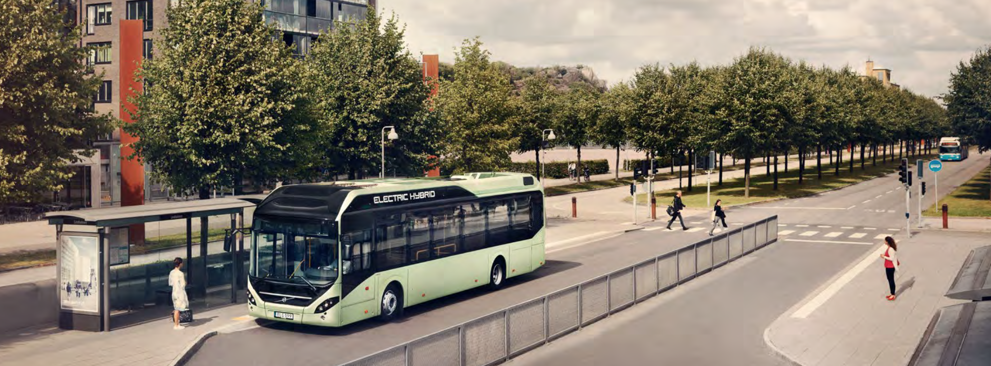 En stadsbuss stannar vid en busshållplats. (AI text)