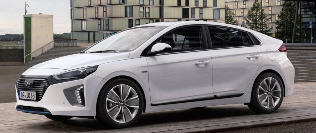 En vit Hyundai Ioniq parkerad på en stadsgata. (AI text)