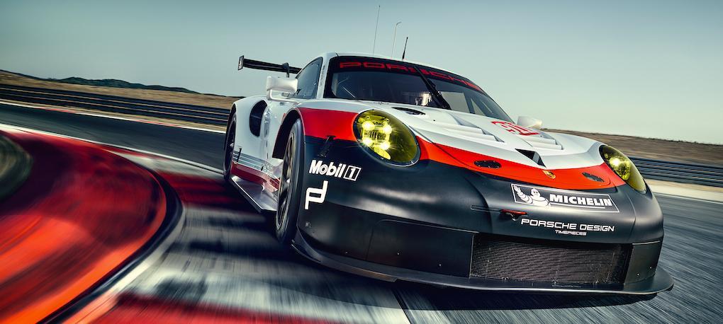 Vi känner igen LED-strålkastarna från 919 Hybrid. Vad som inte syns på utsidan är att boxersexan nu ligger i mitten av bilen.