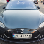 En Tesla Model S parkerad vid sidan av vägen. (AI text)