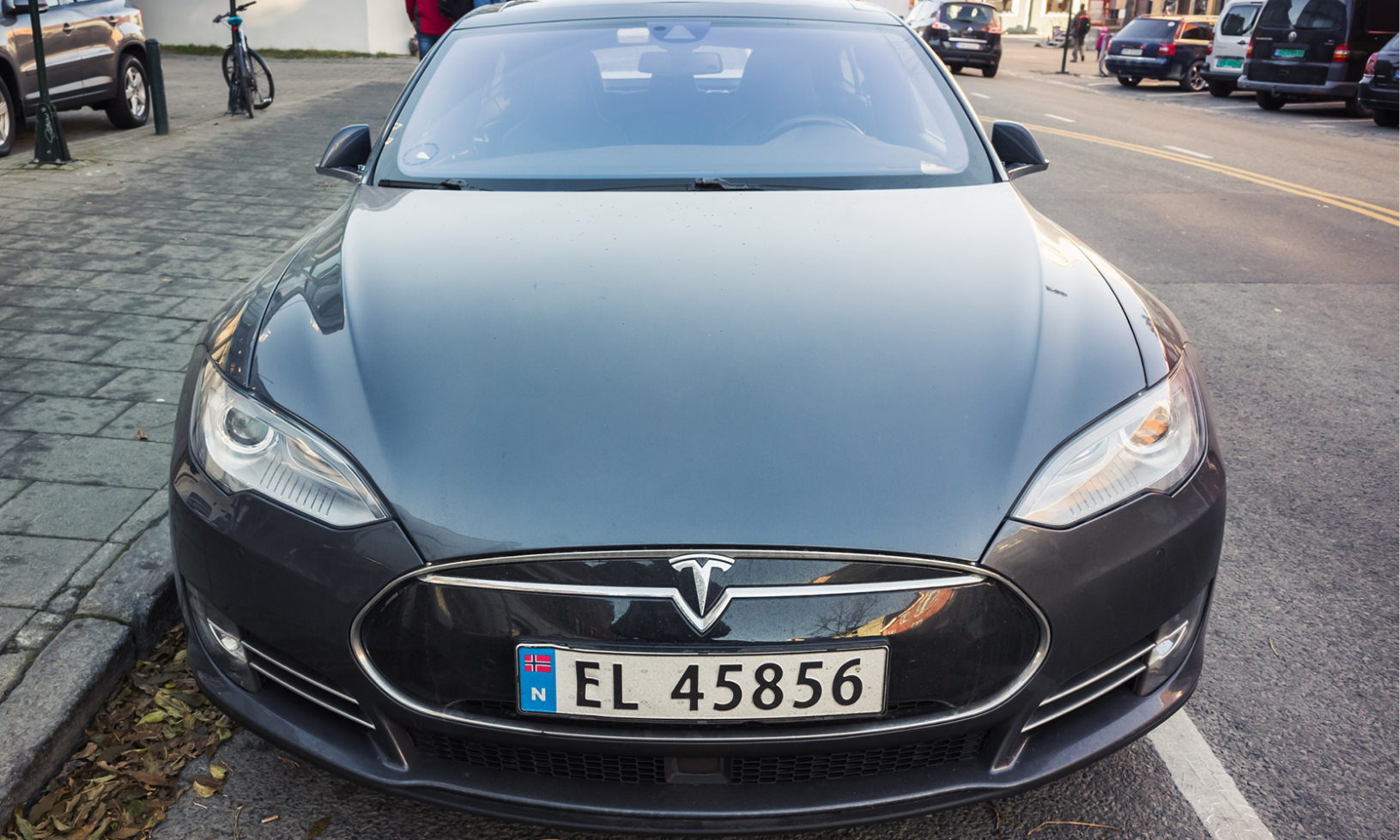 En Tesla Model S parkerad vid sidan av vägen. (AI text)