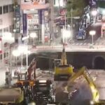 En stadsgata med en byggnadskran. (AI text)