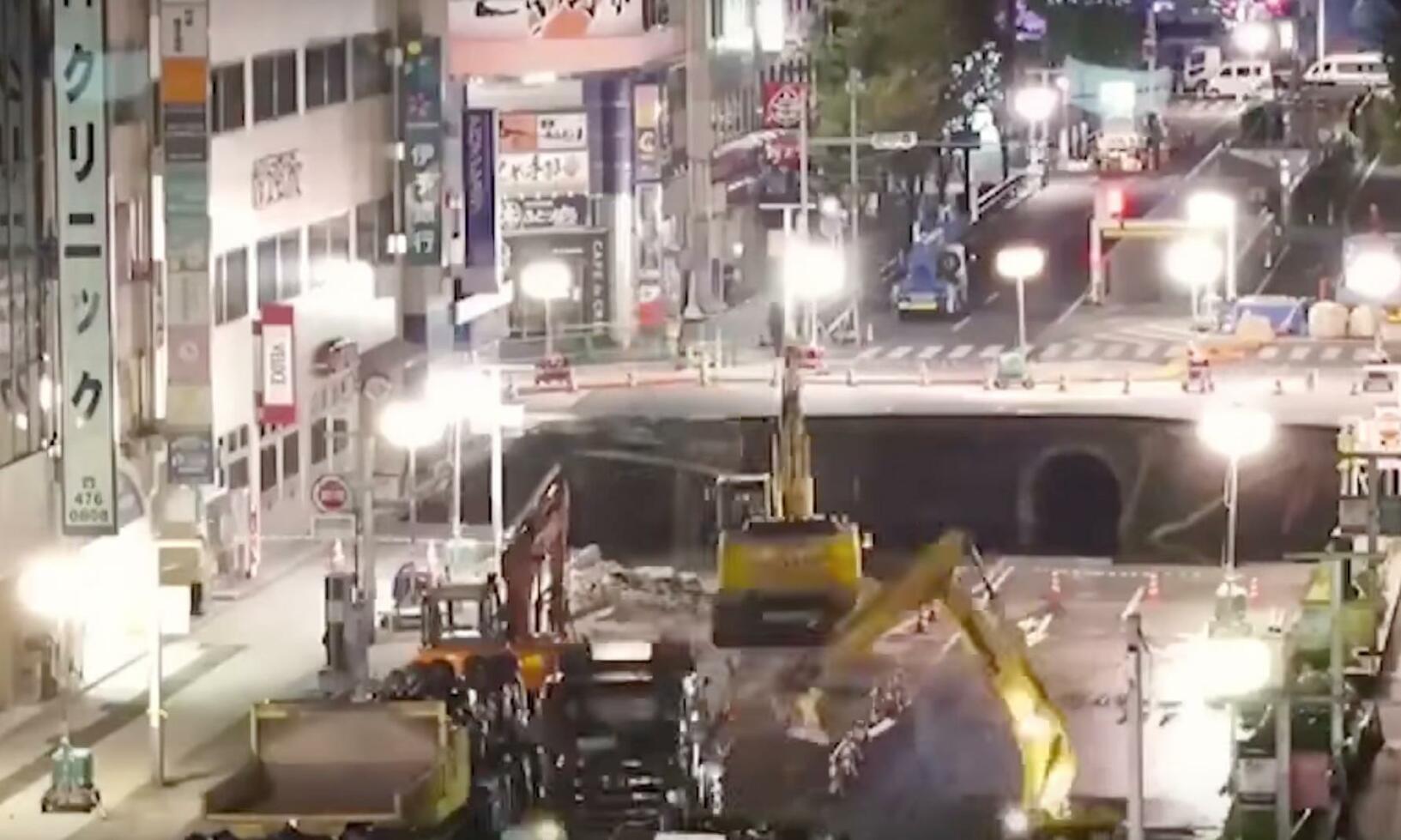 En stadsgata med en byggnadskran. (AI text)