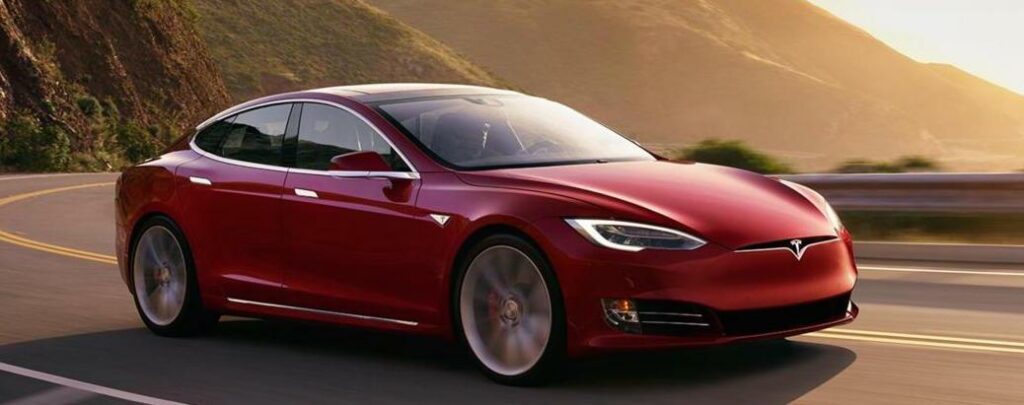 En Tesla Model S kör nerför en bergsväg. (AI text)