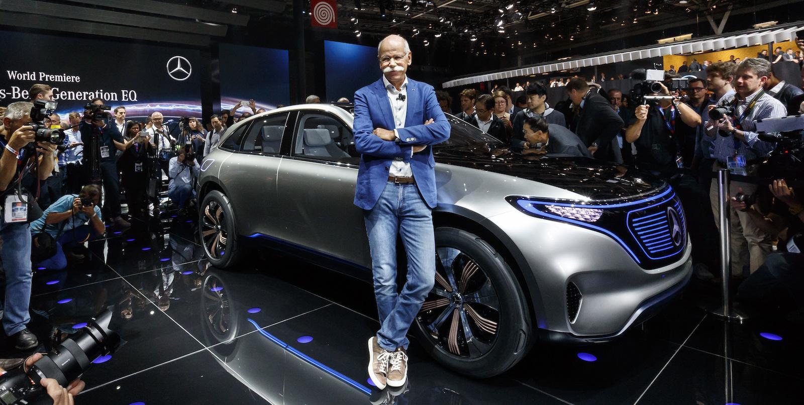 En man står bredvid en Mercedes E. (AI text)