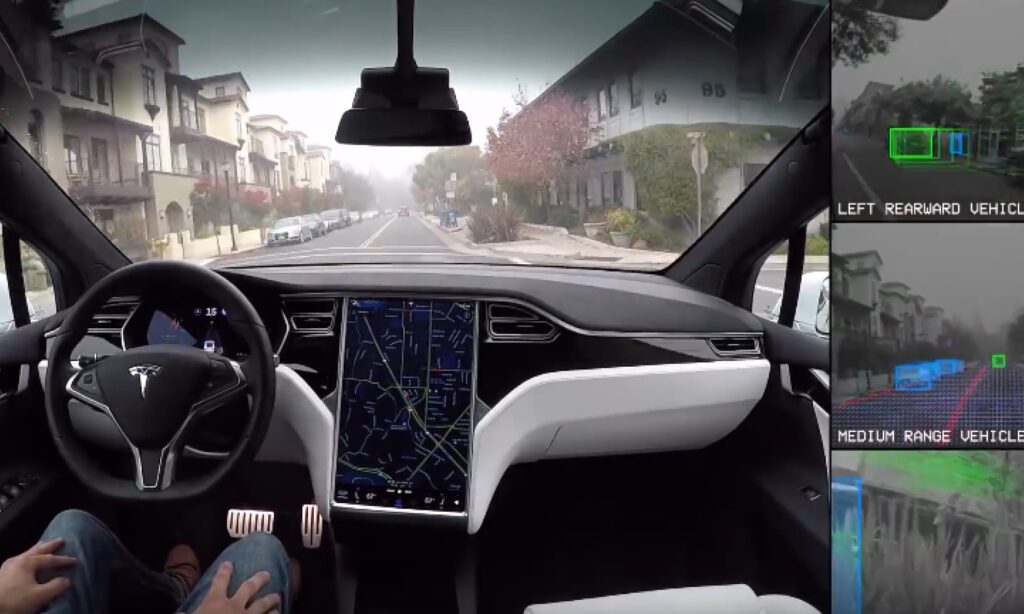 Tesla Model S-interiören visar en förare och passagerare inne i bilen. (AI text)