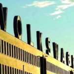 En bil står parkerad framför ett byggnad. (AI text)