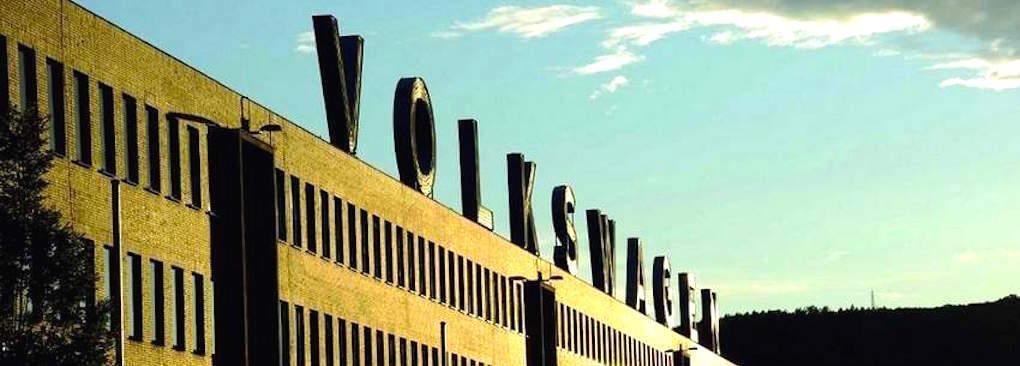 En bil står parkerad framför ett byggnad. (AI text)