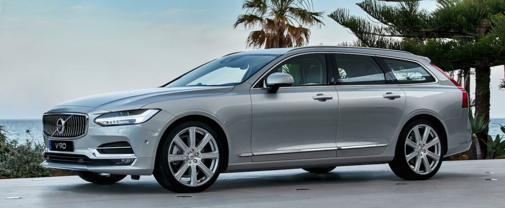 Volvo V90 står parkerad på en uppgång till garaget. (AI text)