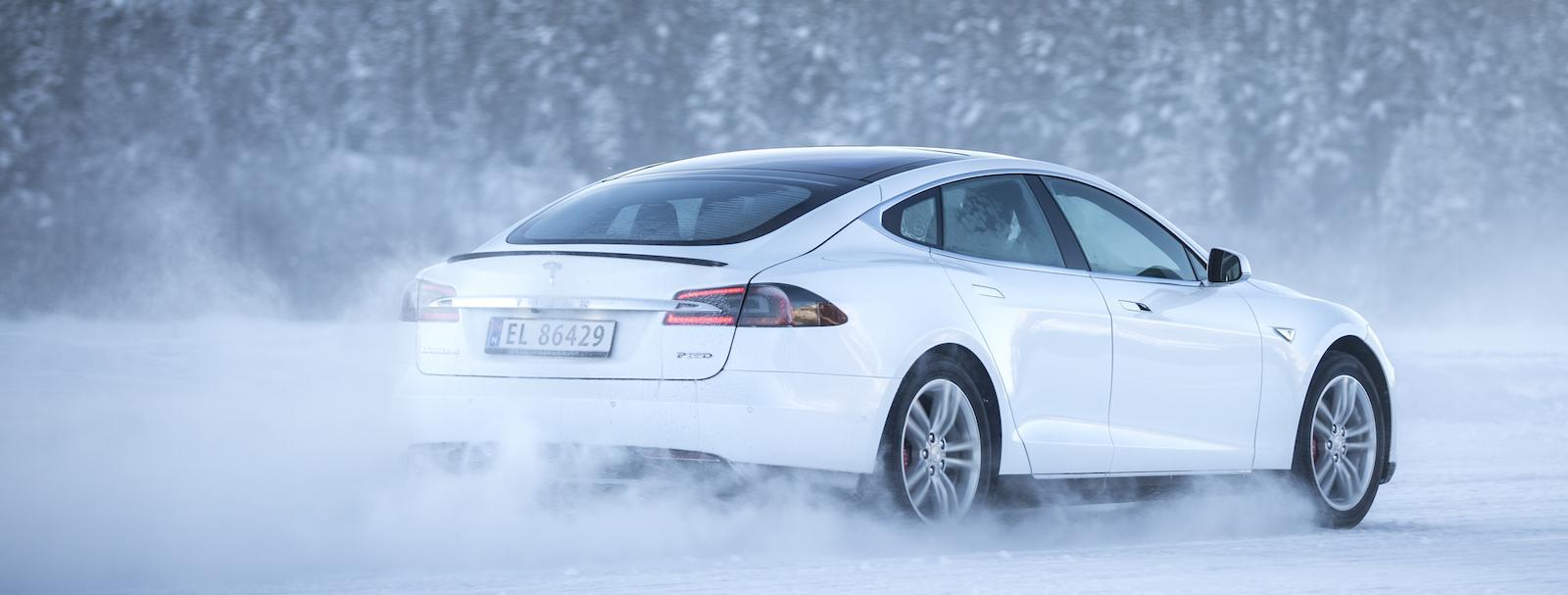Tesla Model S körande i snön (AI text)