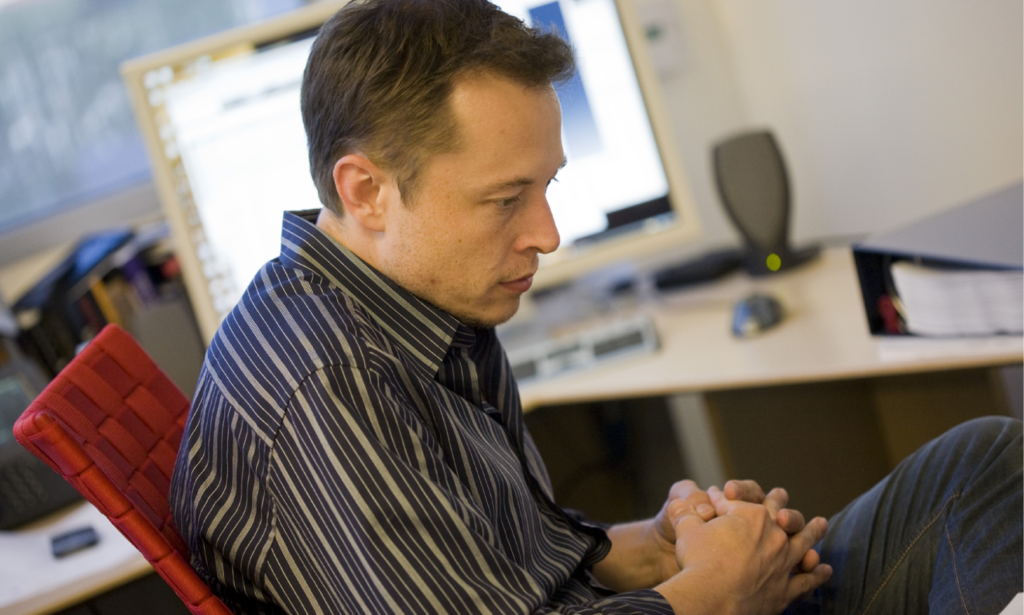 En man jobbar på en dator i ett kontor. (AI text)