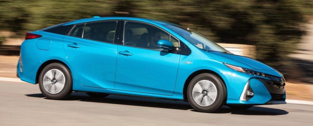 En 2019 Toyota Prius kör på en väg. (AI text)