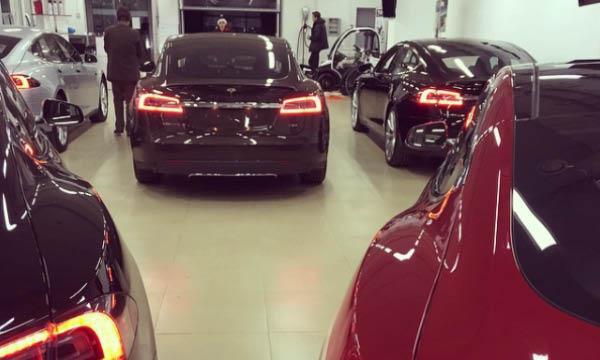 Tesla Model S parkerad i en showrum (AI text)
