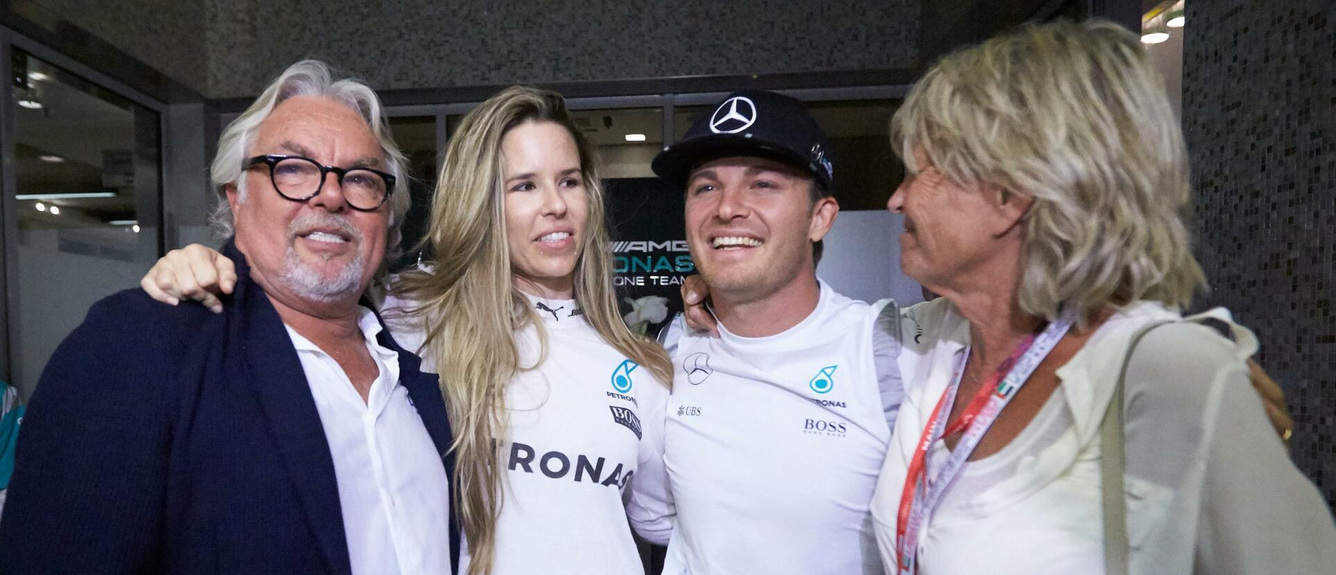 VM-titeln är klar och familjen firar. I mitten Nico med sin fru Vivian Sibold, flankerade av Nicos pappa Keke och mamma Sina. FOTO: Steve Etherington/Lat Photographic