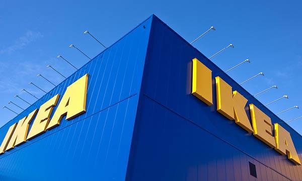 IKEA-butik framför en blå himmel (AI text)
