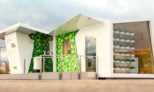 En grön byggnad med ett grönt tak. (AI text)