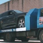 En man drar med en bil. (AI text)