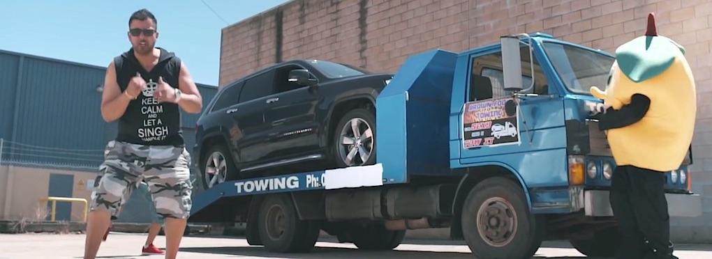 En man drar med en bil. (AI text)