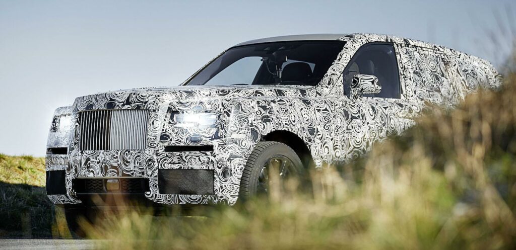 Rolls-Royce SUV:parkeras på en backe (AI text)