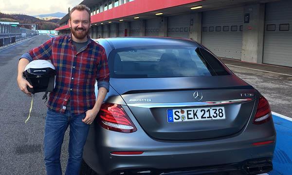 En man står bredvid en Mercedes C-klass. (AI text)