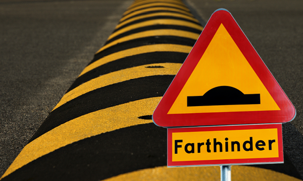 En vägmärkes varning för farlig väg framför (AI text)