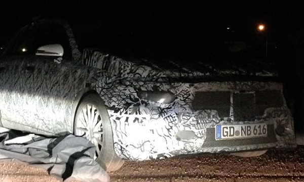 En Mercedes-Benz C-klass fotograferad på natten (AI text)